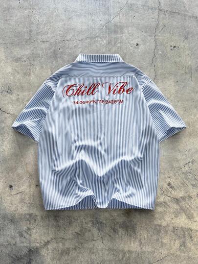 Camisa casual holgada y corta con rayas azules y blancas bordadas, de talla regular para hombre, escolar