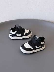 1 双儿童字母装饰鞋，皮革材质，舒适易穿，低帮魔术贴系带设计，平底款式，简约运动休闲鞋，适合日常玩耍、上学等场合。[请根据实际鞋垫长度选择尺码]