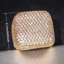 A 1-Piece Hip-Hop Classic And Powerful Square Ring For Both Men And Women, Set With Synthetic Zirconia Inlay, Is An Essential Accessory That Combines Trendiness, Luxury And Fashion. The High-Quality Jewelry Meticulously Crafted By The Designer Is Perfectly Suitable For Daily Outfits And Party Occasions - 金的 - 查看 4