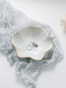 1 Stück eleganter Keramik Lotus Blatt Schmuckorganizer Tablett für Ohrringe, Ringe, Schlüssel und kleine Accessoires, ideal als Geschenk zum Geburtstag, Neujahr und Valentinstag, stilvolle Schreibtisch Aufbewahrungslösung, perfekt für Schmuckpräsentation, dekorative Schale, Flur Tablett, weiße Farbe als Geschenk für Frauen, Schulanfang Grundausstattung, Reise Urlaubsnotwendigkeit, Herbst und Halloween Dekoration, verschönern Sie Ihr Zuhause mit dieser schicken und funktionalen Schmuckaufbewahrungslösung, perfekt zum Organisieren von Ringen, Halsketten, Armbändern und Ohrringen, feiern Sie die Festsaison mit dieser einzigartigen und eleganten Geschenkidee.