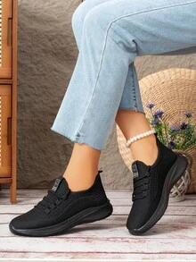 女士黑色休闲一脚蹬运动鞋，舒适柔软鞋底，百搭运动风格，适合日常通勤和户外活动（尺码偏小半码）