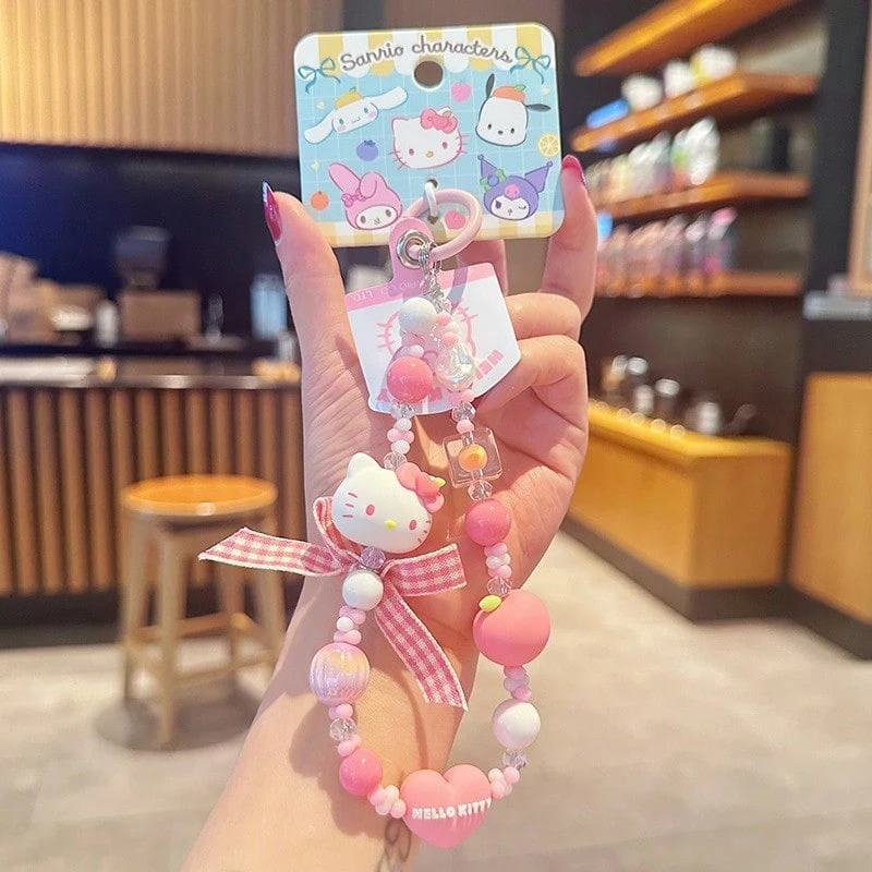 Sanrio 水果串珠手链吊饰 - Hello Kitty 版。官方授权配饰，打造活力造型或甜蜜送礼时刻。