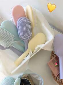 1 把马卡龙色便携式立式防静电梳，可爱又吸睛，适合学生宿舍使用。带有气垫按摩功能，可使长发柔顺蓬松。男女长发人士的理想之选，旅行必备。梳子、解结梳、球形梳、迷你梳子套装、木梳、发梳、美发工具、发型、美发、发梳、梳子套装、梳子、卷发梳、解结梳、女士发梳、理发配件、理发店、美发设备 - 彩色 - 查看 9