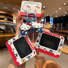 Sanrio Premium Doodle 钥匙扣 - Hello Kitty 版。采用压敏书写表面和防污擦除技术，将功能性与标志性的 Sanrio 美学融为一体，专为眼光独到的专业人士打造。 - 彩色 - 查看 6