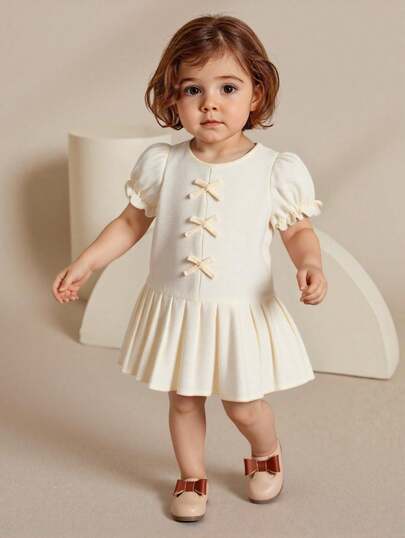 SHEIN 女婴白色蝴蝶结连衣裙，可爱甜美，褶皱下摆，时尚外观，优雅的泡泡袖白色连衣裙，适合春夏秋季节，非常适合外出和聚会