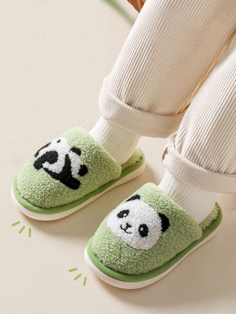 Un par de nuevas pantuflas cálidas con diseño de panda de dibujos animados para niños, para otoño e invierno, con suela suave antideslizante y forro de piel para bebés