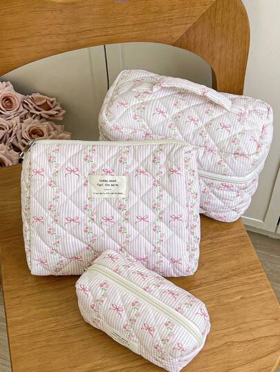 1 adet Pembe Kurdeleli Çiçekli Çizgili Kapitone Kozmetik Çanta, Fermuarlı Büyük Kapasiteli Taşınabilir Makyaj Çantası, Seyahat ve Tatil İçin Uygun, Hijyenik Pedler, Anahtarlar, Telefonlar, Şarj Cihazları, Rujlar, Kozmetik Ürünler, Parfümler, Makyaj Fırçaları Saklayabilir, Cilt Bakımı ve Güzellik Ürünleri İçin İdeal Saklama Çantası, Kadınlar, Öğrenciler, Kadın Arkadaşlar İçin Uygun, Noel, Tatiller, Yeni Yıl İçin Harika Bir Hediye