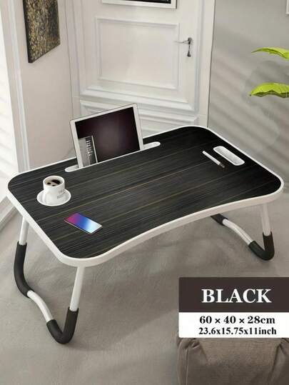 Een eenvoudig, veelzijdig en opvouwbaar nachtkastje met bekerhouder. Verkrijgbaar in diverse kleuren. Een eenvoudig, opvouwbaar tafeltje voor luie mensen. Verkrijgbaar in diverse kleuren. Afmetingen: 60 x 40 cm. Met opvouwbaar tafeltje, kaartvakken en een kleine lade. Geschikt als klein nachtkastje, studentenbureau, kleine eettafel, nachtkastje in de slaapkamer, eettafel of computerbureau in een studentenhuis. Geschikt voor studentenhuizen, slaapkamers, woonkamers, banken en buitenactiviteiten.