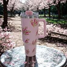 Floral Stainless Steel Thermal Mug With Handle, Lid, And Straw For Coffee, Tea, Juice, Or Water. Designed To Be Portable, It's Ideal For Travel, The Gym, The Car, The Office, And As A Gift. - Rosa Prêmio - 查看 1