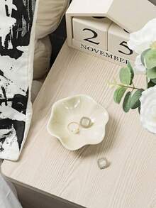 1 Stück eleganter Keramik Lotus Blatt Schmuckorganizer Tablett für Ohrringe, Ringe, Schlüssel und kleine Accessoires, ideal als Geschenk zum Geburtstag, Neujahr und Valentinstag, stilvolle Schreibtisch Aufbewahrungslösung, perfekt für Schmuckpräsentation, dekorative Schale, Flur Tablett, weiße Farbe als Geschenk für Frauen, Schulanfang Grundausstattung, Reise Urlaubsnotwendigkeit, Herbst und Halloween Dekoration, verschönern Sie Ihr Zuhause mit dieser schicken und funktionalen Schmuckaufbewahrungslösung, perfekt zum Organisieren von Ringen, Halsketten, Armbändern und Ohrringen, feiern Sie die Festsaison mit dieser einzigartigen und eleganten Geschenkidee.