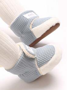 Nuevas zapatillas de invierno y otoño con terciopelo añadido y grosor grueso, zapatos para caminar de bebé