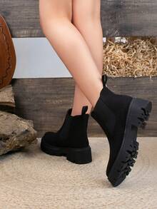 Botines tipo Chelsea para mujer con suela chunky antiderrapante y acabado tipo – Diseño urbano y versátil con resorte lateral y ajuste cómodo – Calzado moderno ideal para otoño e invierno – Botines casuales con plataforma gruesa y estilo minimalista para looks streetwear, boho o smart casual – Must have de temporada hecho en México Cowboy Cremallera lateral ANUDADO Vacaciones - Negro - Ver 3
