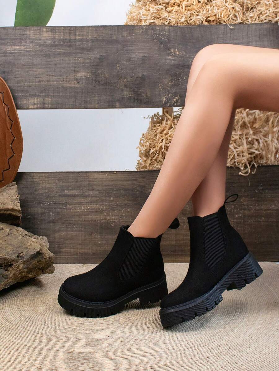 Botines tipo Chelsea para mujer con suela chunky antiderrapante y acabado tipo – Diseño urbano y versátil con resorte lateral y ajuste cómodo – Calzado moderno ideal para otoño e invierno – Botines casuales con plataforma gruesa y estilo minimalista para looks streetwear, boho o smart casual – Must have de temporada hecho en México Cowboy Cremallera lateral ANUDADO Vacaciones - Negro - Ver 1