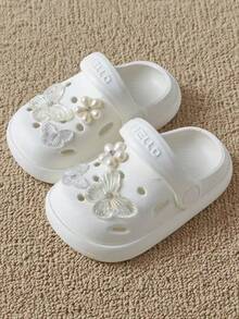 1双时尚新款女童夏季拖鞋，EVA材质，饰以3D珍珠和蝴蝶，轻盈柔软，闭趾设计，适合室内外穿着，是上学、游泳池、派对、海滩、圣诞节、旅行等场合的理想之选。