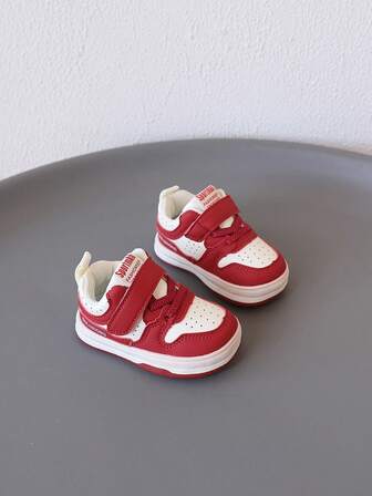 1 双字母装饰儿童鞋，皮革材质，舒适，低帮设计，系带组合，平底款式，休闲运动鞋，适合日常玩耍、上学等场合