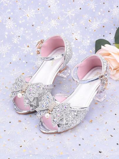 银色亮片极简高跟儿童凉鞋，新款公主蝴蝶结露趾高跟凉鞋，3厘米鞋跟高，适合正装、T台走秀、表演等场合。