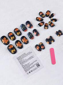 Juego de 24 uñas postizas de cobertura completa con diseños de hojas de arce, castillo negro y temática de Halloween para otoño e invierno
