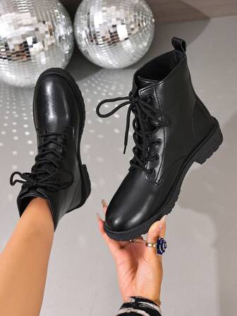 时尚百搭别致靴子，平底系带圆头侧拉链踝靴，2025秋冬新款英伦街头摩托靴