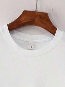 Esta camiseta blanca para mujer presenta un elegante estampado de letras de automóvil y un estilo informal y cómodo, perfecto para una cita romántica, una salida con tu ser querido o una tarde tranquila en la plaza. - Blanco - Ver 6