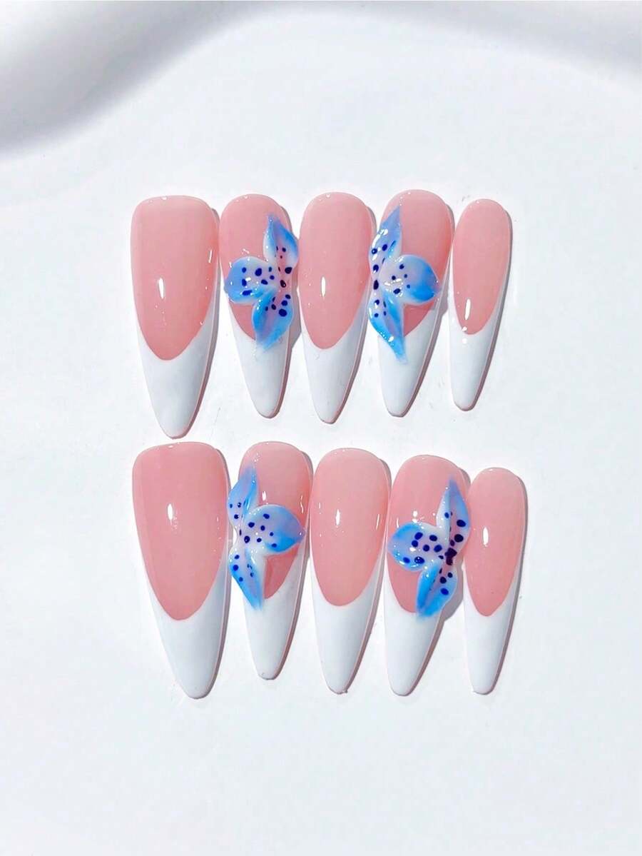 10 Stücke handgefertigte lange mandelförmige nude & weiße French Press-On Nägel, weiße French Tip, 3D blaue Teufelblume Verlängerung, elegant & einfach; Nagelzubehör, Acryl Press-On Nägel, selbstgemachte Nägel, DIY, Nagelkunst, Acryl Fake Nägel; geeignet für Urlaub, Geburtstag, Partys, Alltag; enthält 1 Stück Nagel Aufkleber & 1 Stück Mini Feile