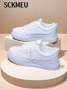 SCKMEU 一雙時尚的休閒運動白色鞋，多功能且輕巧，適合學生戶外穿著。