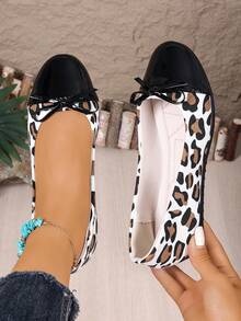 1 par de zapatos planos de moda para mujer, zapatos planos elegantes con lazo en unicolor y patchwork de bloques de color, zapatos planos casuales de punta redonda en color negro, cómodos y transpirables, tipo ballet slip-on, adecuados para uso diario en todas las estaciones