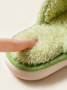 Un par de nuevas pantuflas cálidas con diseño de panda de dibujos animados para niños, para otoño e invierno, con suela suave antideslizante y forro de piel para bebés