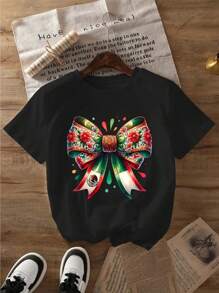 Playera oversize estampada para mujer con diseño de moño tricolor estilo floral y escudo nacional, ideal para un look elegante y patriótico. - Negro - Ver 1