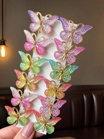 24个可爱彩色亚克力3D蝴蝶发夹，校园风学生侧夹渐变鸭嘴夹，半透明水晶质感发饰，精致活泼。适用于马尾辫、麻花辫等各种发型，增添浪漫气息。适合女性和学生日常佩戴，也是开学季的理想之选。颜色随机，可搭配不同的发型和服装。