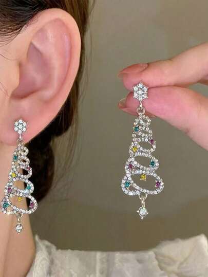 قرطان شجرة عيد الميلاد الملونة، شكل ثلج أنيق، مناسب للنساء لارتدائه خلال عيد الميلاد، 2 قطعة