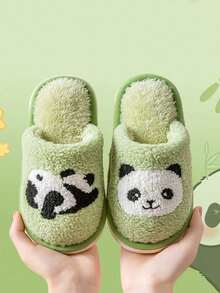 Un par de nuevas pantuflas cálidas con diseño de panda de dibujos animados para niños, para otoño e invierno, con suela suave antideslizante y forro de piel para bebés