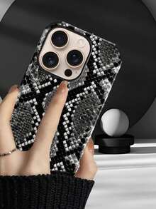 1 pieza Funda de teléfono de piel sintética con estampado de piel de serpiente gris, elemento animal de moda con impresión UV, funda de teléfono de piel sintética compatible con Apple/Galaxy S24 Ultra, 17 Pro Max/16 Pro Max/12 Pro/13/14 Plus/15 Pro Max/16 Pro Max, 11/13 Pro XR/XS Max, textura de piel de serpiente en relieve, cubierta protectora resistente a caídas, regalo creativo