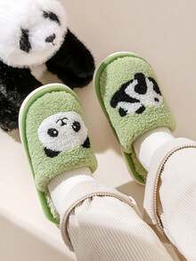 Un par de nuevas pantuflas cálidas con diseño de panda de dibujos animados para niños, para otoño e invierno, con suela suave antideslizante y forro de piel para bebés