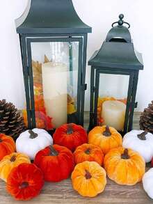 1/4/8/16 pièces Décorations de citrouille en velours faux, mousse artificielle aléatoire, décorations de citrouille convenant pour la maison d'automne, les décorations de ferme, de récolte, d'action de grâce et d'Halloween. Diverses décorations de récolte de campagne imitées. Citrouille en velours, citrouille en mousse, orange rouille, blanc, convenant pour les décorations de table d'automne de mariage de ferme.