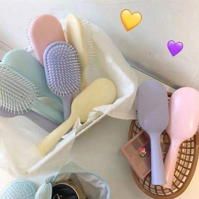 1 把马卡龙色便携式立式防静电梳，可爱又吸睛，适合学生宿舍使用。带有气垫按摩功能，可使长发柔顺蓬松。男女长发人士的理想之选，旅行必备。梳子、解结梳、球形梳、迷你梳子套装、木梳、发梳、美发工具、发型、美发、发梳、梳子套装、梳子、卷发梳、解结梳、女士发梳、理发配件、理发店、美发设备