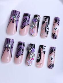 24 piezas Uñas postizas cuadradas largas en caja de regalo de Halloween con diseños de calabaza morada, fantasma blanco y negro, corazón metálico, mariposa, estrella de cinco puntas, cara de fantasma malvado y diamantes brillantes. Uñas falsas portátiles con pegamento de gelatina y 1 pieza 1 tira de frotamiento