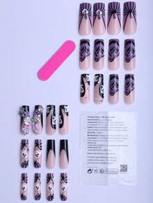 24 piezas Uñas postizas cuadradas largas en caja de regalo de Halloween con diseños de calabaza morada, fantasma blanco y negro, corazón metálico, mariposa, estrella de cinco puntas, cara de fantasma malvado y diamantes brillantes. Uñas falsas portátiles con pegamento de gelatina y 1 pieza 1 tira de frotamiento