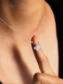 ELSEDES 1 Stück handgefertigte 925er Sterling Silber Kette mit vierblättrigem Kleeblatt Anhänger und funkelnden Edelsteinen, modisch und elegant, hochwertiger Schmuck geeignet für den täglichen Gebrauch, Partys und Jahrestags-Outfits von Frauen