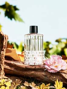 جهاز نشر العطور الكهربائي، متوفر ب- 6 خيارات من العطور. هذا الرابط يشمل: الخيار 1 (زجاجة عطر واحدة)، الخيار 2 (زجاجتي عطر)، الخيار 3 (جهاز نشر العطور + زجاجتي عطر). يُطلق على المنتج أيضًا جهاز نشر العطور التلقائي أو آلة رش العطور. إنه جهاز رش مستطيل أبيض، يمكن وضعه في غرفة المعيشة أو غرفة النوم أو المكتب أو المكتبة.