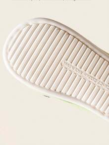 Un par de nuevas pantuflas cálidas con diseño de panda de dibujos animados para niños, para otoño e invierno, con suela suave antideslizante y forro de piel para bebés