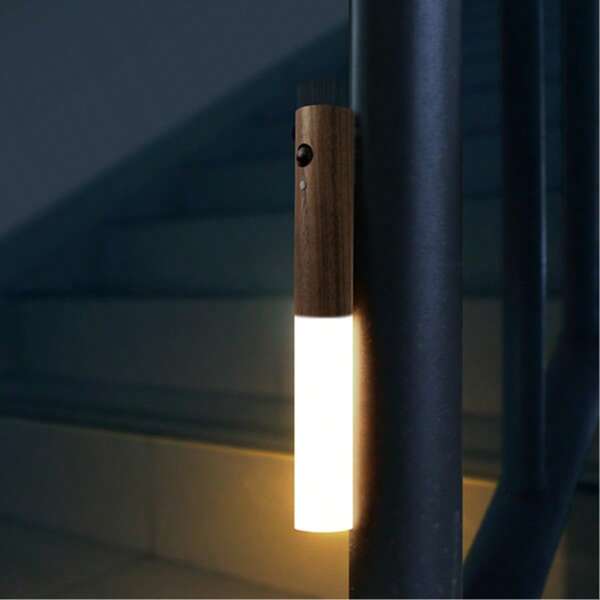 1 قطعة إضاءة ليلية بمستشعر حركة، لمبة حائطية مغناطيسية، إضاءة حائطية خشبية داخلية للخزانة، لمبة محمولة قابلة للشحن بمغناطيس LED داخلية للممر وغرفة النوم والخزانة والمكتب والسلالم والخزانة