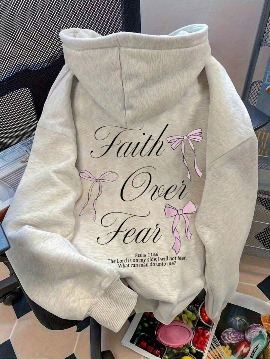 Mujer003 Sudadera de mujer Almacén local en México  invierno sudadera de manga larga cómoda suave Sudadera con capucha de color gris claro, estampada con "Faith Over Fear", lazos rosados y un versículo bíblico en inglés - Gris - Ver 1