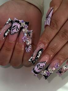 24 piezas Uñas postizas cuadradas largas en caja de regalo de Halloween con diseños de calabaza morada, fantasma blanco y negro, corazón metálico, mariposa, estrella de cinco puntas, cara de fantasma malvado y diamantes brillantes. Uñas falsas portátiles con pegamento de gelatina y 1 pieza 1 tira de frotamiento