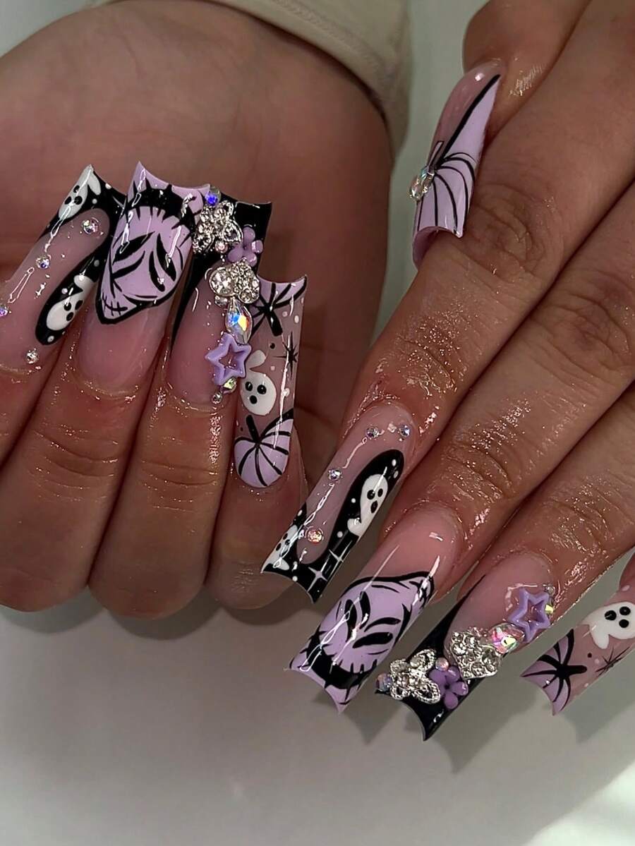 24 piezas Uñas postizas cuadradas largas en caja de regalo de Halloween con diseños de calabaza morada, fantasma blanco y negro, corazón metálico, mariposa, estrella de cinco puntas, cara de fantasma malvado y diamantes brillantes. Uñas falsas portátiles con pegamento de gelatina y 1 pieza 1 tira de frotamiento