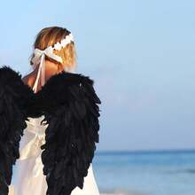 成人及女孩万圣节天使羽毛翅膀服装派对圣诞道具（手工制作）。部分顾客可能会遇到胶水渗漏或羽毛脱落的情况，这是正常现象。如果您介意，请勿购买。 - 天使羽毛翅膀 - 查看 5