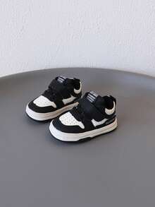 1 双儿童字母装饰鞋，皮革材质，舒适易穿，低帮魔术贴系带设计，平底款式，简约运动休闲鞋，适合日常玩耍、上学等场合。[请根据实际鞋垫长度选择尺码]