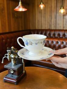 1 set Tasse et soucoupe en céramique à fleurs françaises, assiette à biscuits à bordure dorée avec motif floral bleu, assiette à dessert de style campagne romantique, tasse à petit-déjeuner à roses bleues. Convient pour les discussions de jardin, l'accueil à la maison et les opportunités photo de restaurant.
