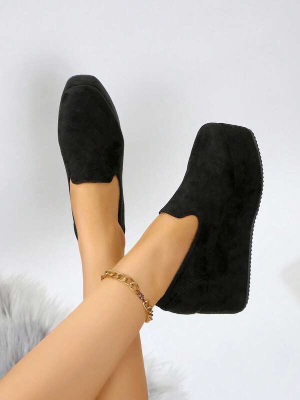 Elegante leichte schwarze Schnürsneaker für Damen, Obermaterial aus Segeltuch mit atmungsaktivem Gewebe, hohe wasserdichte Plateausohlen, Futterstoff aus Stoff und PU-Außensohle mit goldenen Akzenten, geeignet für den täglichen Gebrauch und den Weg zur Arbeit