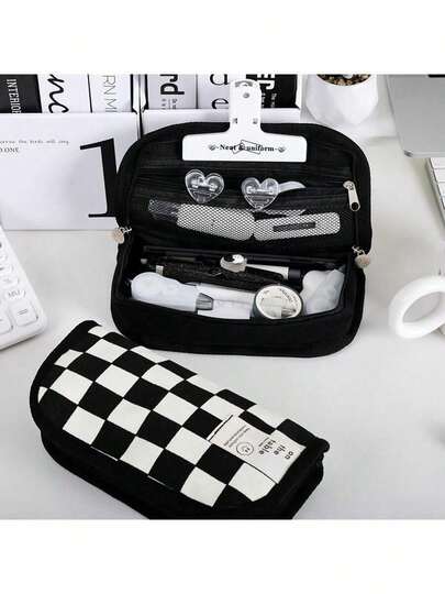 1 pieza Estuche de lápices de lona con tablero de ajedrez - Estuche de lápices multifuncional de gran capacidad con apertura doble, ranura para bolígrafos, bolsa para lápices, útiles escolares, papelería educativa, suministros de oficina, estuche de lápices, bolsa de almacenamiento de escritorio, artículo esencial para estudiantes, regalo de vuelta a clases, suministros para mochila, suministros de aprendizaje