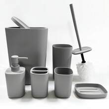 浴室配件套装，6件套塑料礼品套装，包括牙刷架、牙刷杯、皂液器、皂碟、马桶刷架和垃圾桶，适合生日、乔迁、节日等场合，有米色、白色、红色、灰色和黑色四种颜色可选。 - 彩色 - 查看 2